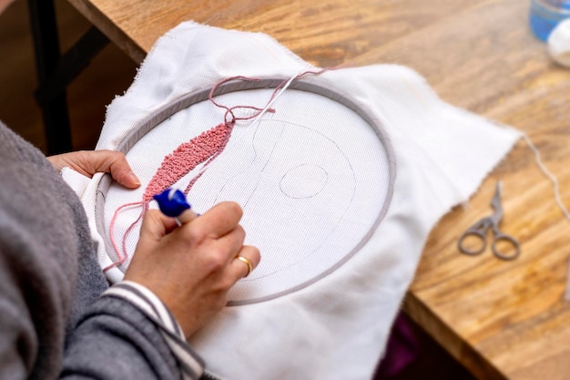 Artystka haftująca tamborek