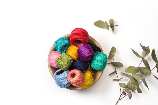 Kolorowe nici na drewnianym stole